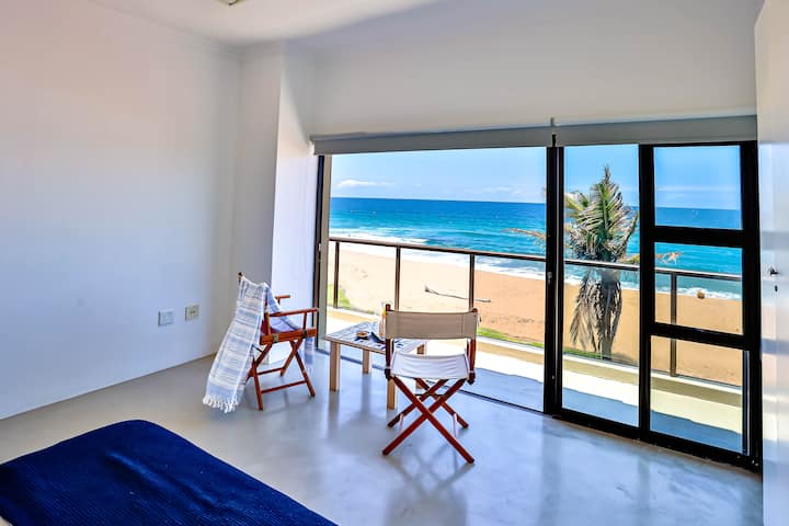 غرفة النوم الرئيسية في الجناح العائلي 1 داخل شقة أوشن هورايزون. واجهة رائعة على المحيط مع حمام عائلي مشترك (مشترك مع غرفة نوم الأطفال في الجناح العائلي).