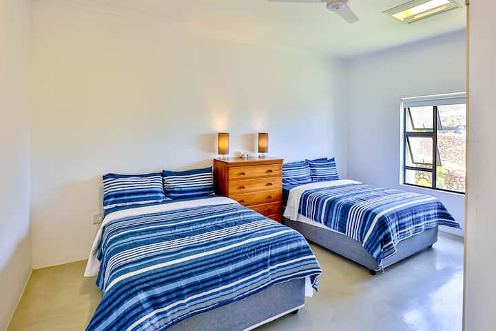 غرفة نوم للأطفال متصلة بغرفة النوم الرئيسية كجزء من الجناح العائلي 2 في شقة أوشن هورايزون (حمام جناح عائلي مشترك).