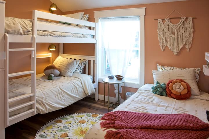 Des lampes de lecture et des étagères ont été fournies, même pour la personne coincée sur le dessus. :) Lorsque vous êtes prêt à vous reposer, il vous suffit de repousser la lampe contre le mur. Des appareils sonores sont fournis dans les deux chambres pour compenser le bruit possible du garage ci-dessous.