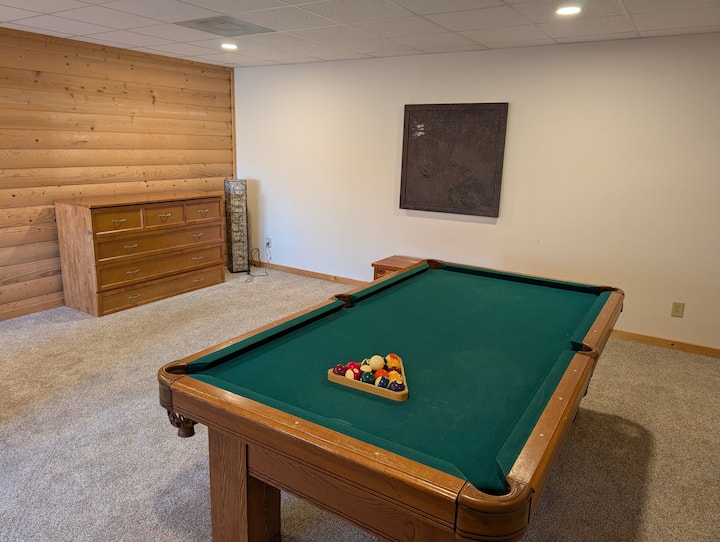 סלון משני/מיטה נוספת/חדר משחקים למטה