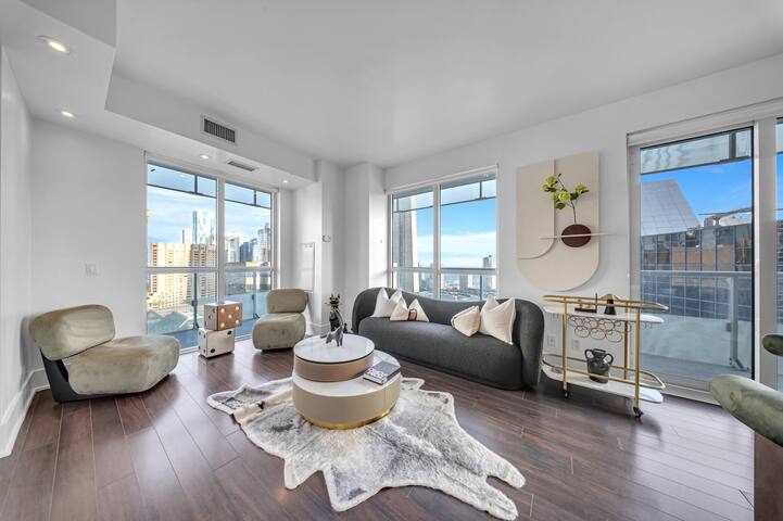 Bespoke 2 Bedroom plus study across Rogers Centre! gallery image 3