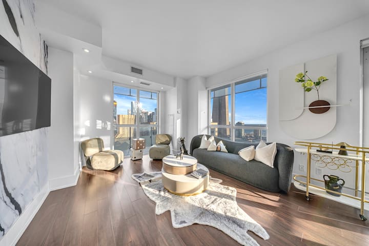 Bespoke 2 Bedroom plus study across Rogers Centre! gallery image 4