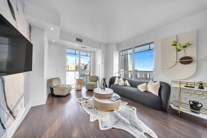 Bespoke 2 Bedroom plus study across Rogers Centre! gallery image 5