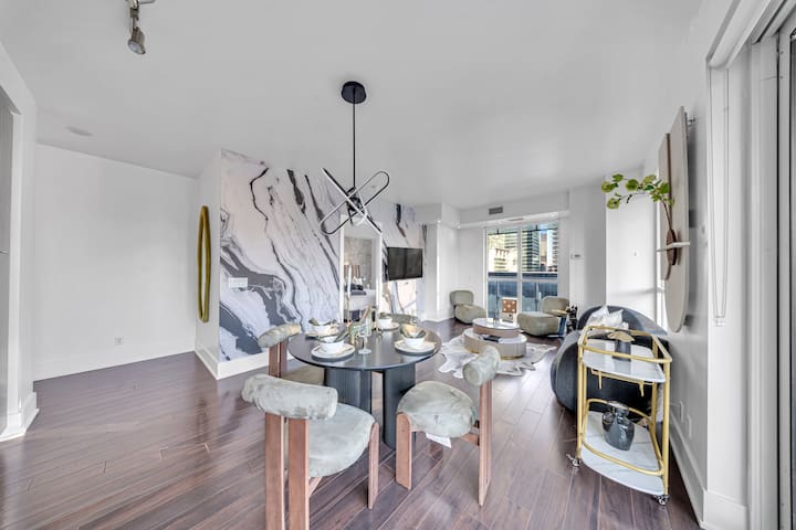 Bespoke 2 Bedroom plus study across Rogers Centre! gallery image 2