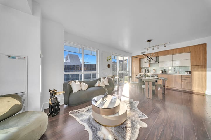 Bespoke 2 Bedroom plus study across Rogers Centre!