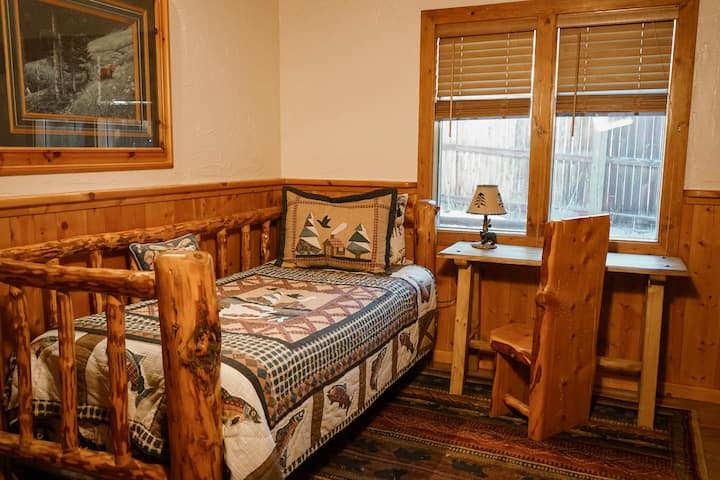 เตียงเดี่ยวแบบลากออกพร้อมที่นอนเดี่ยวเสริมด้านล่าง