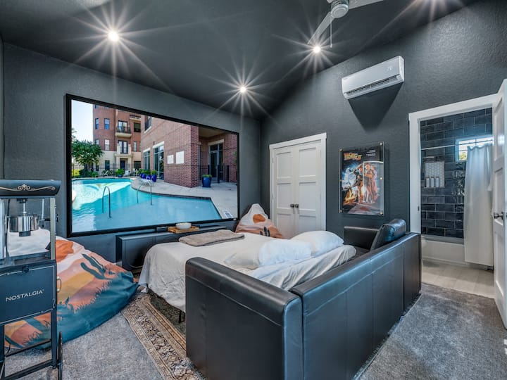 Hlavný dom - divadelná miestnosť - rozkladacia pohovka
