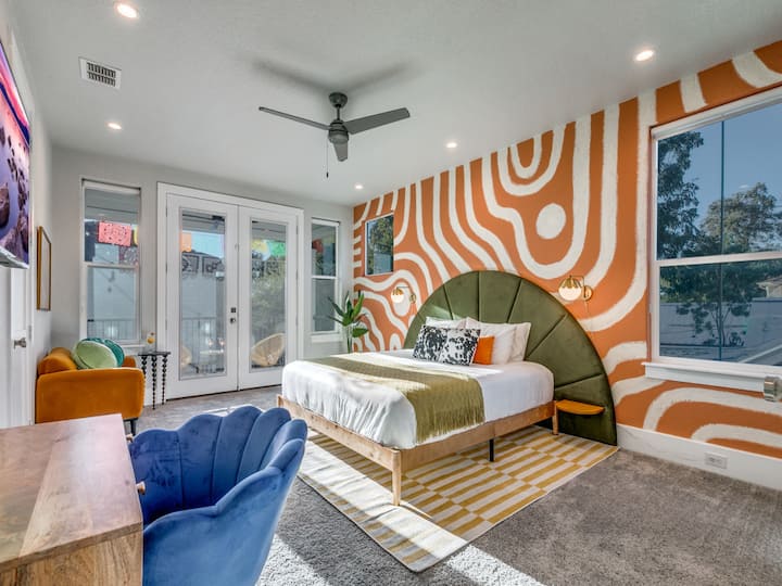 Hlavný dom - manželská posteľ 
Náš medzinárodný dizajnér urobil číslo na túto izbu! Toto je primárny apartmán s vyhradeným pracovným priestorom, šatníkom, 55-palcovou televíziou s rozlíšením 4K a, samozrejme, vysnívanou mäkkou manželskou posteľou King.