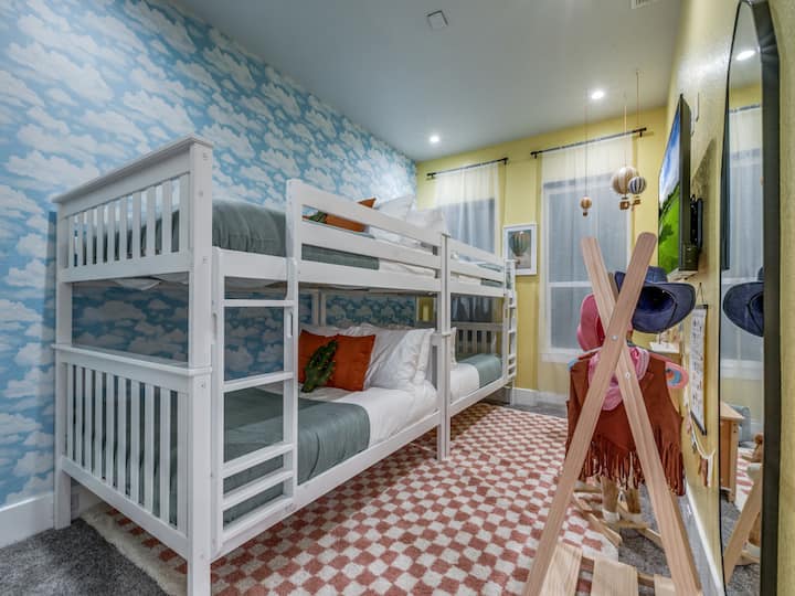 Back House - Double full over full beds to sleep up to 8! Prenocovanie pre deti alebo pohodlne spia 4 dospelí. Nachádza sa v zadnom dome pripojenom k golfovej garáži. 