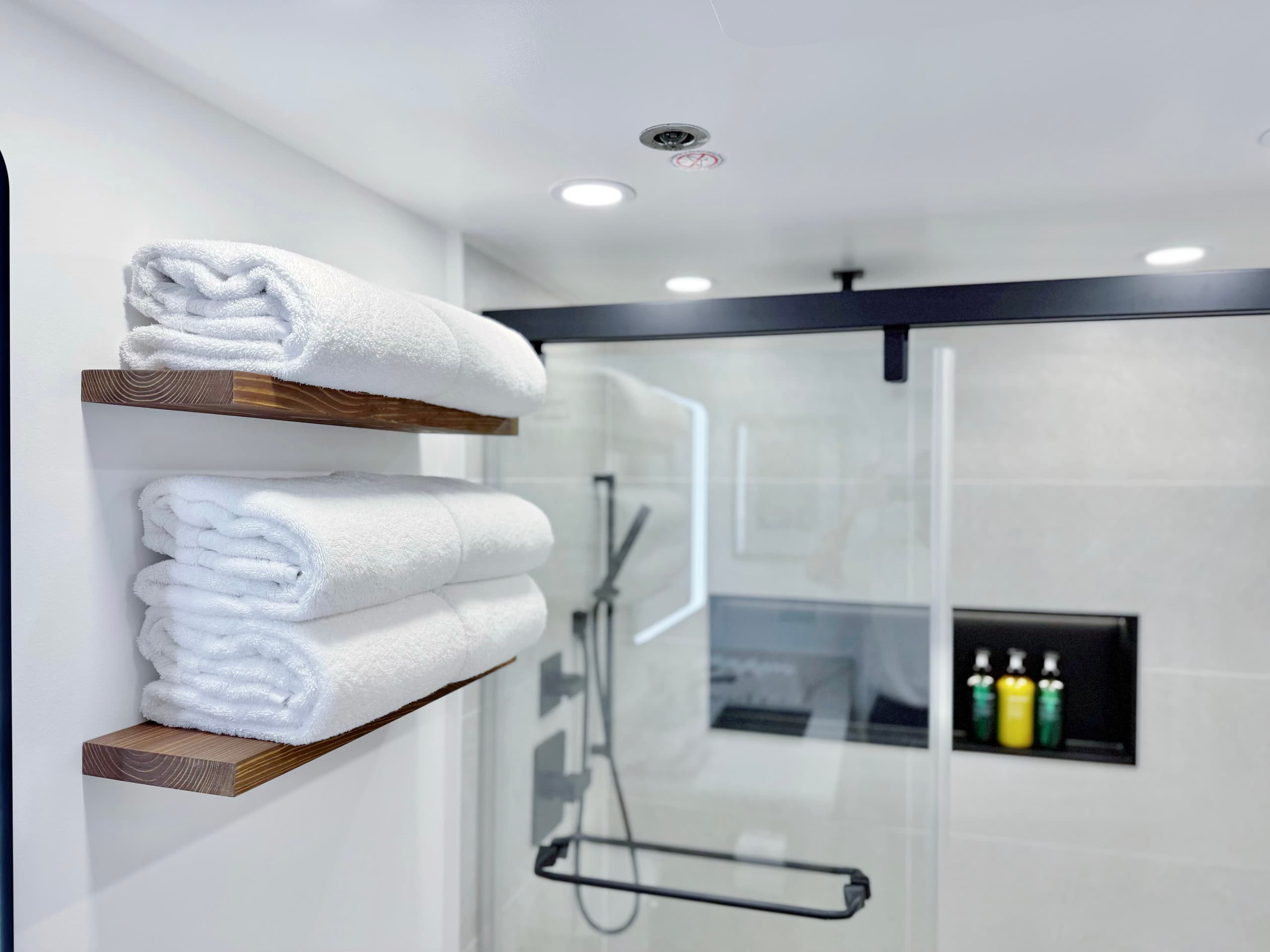 Financial District 1BR-Fully Renovated w/Parking - Image 34