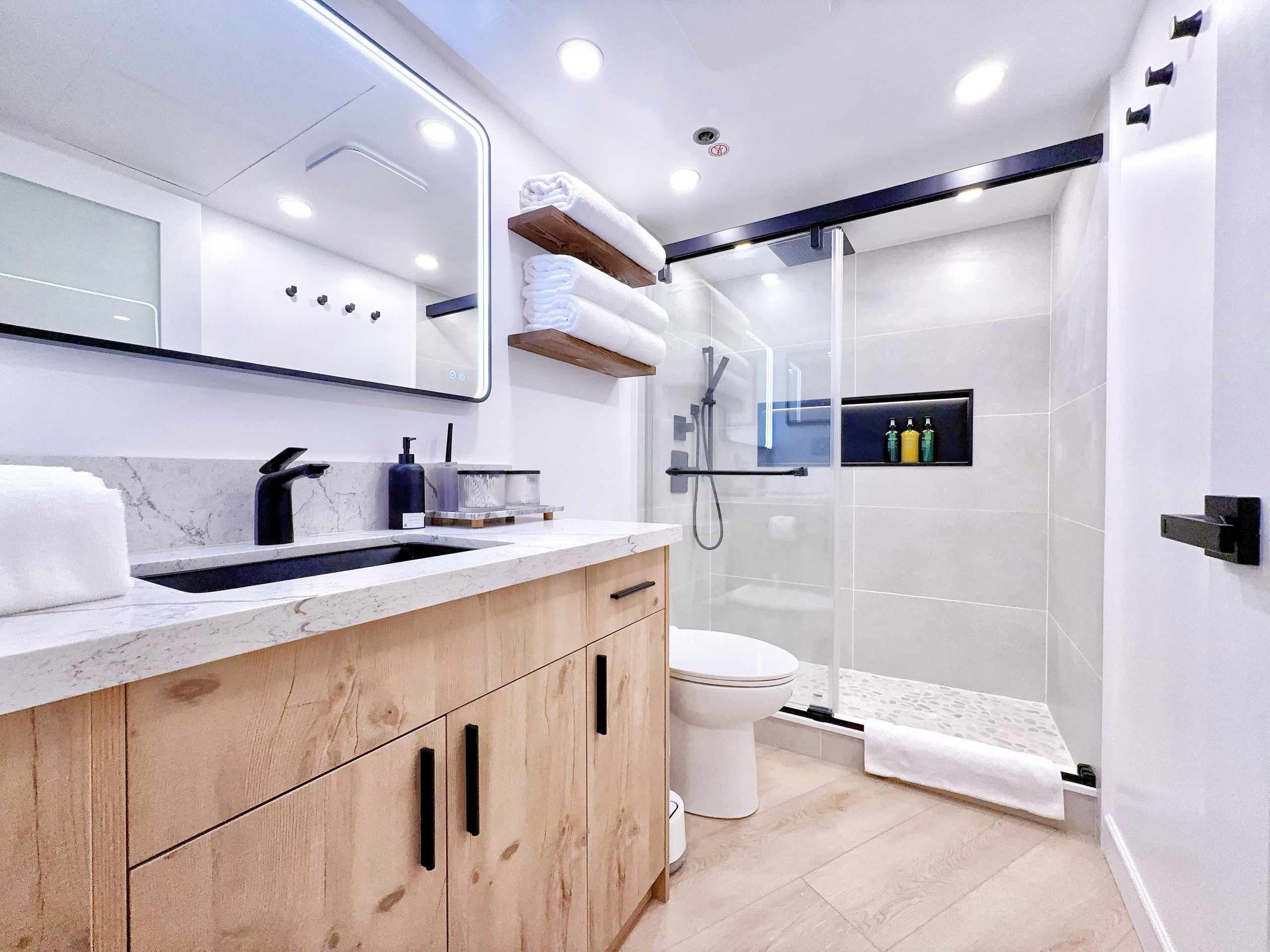 Financial District 1BR-Fully Renovated w/Parking - Image 30