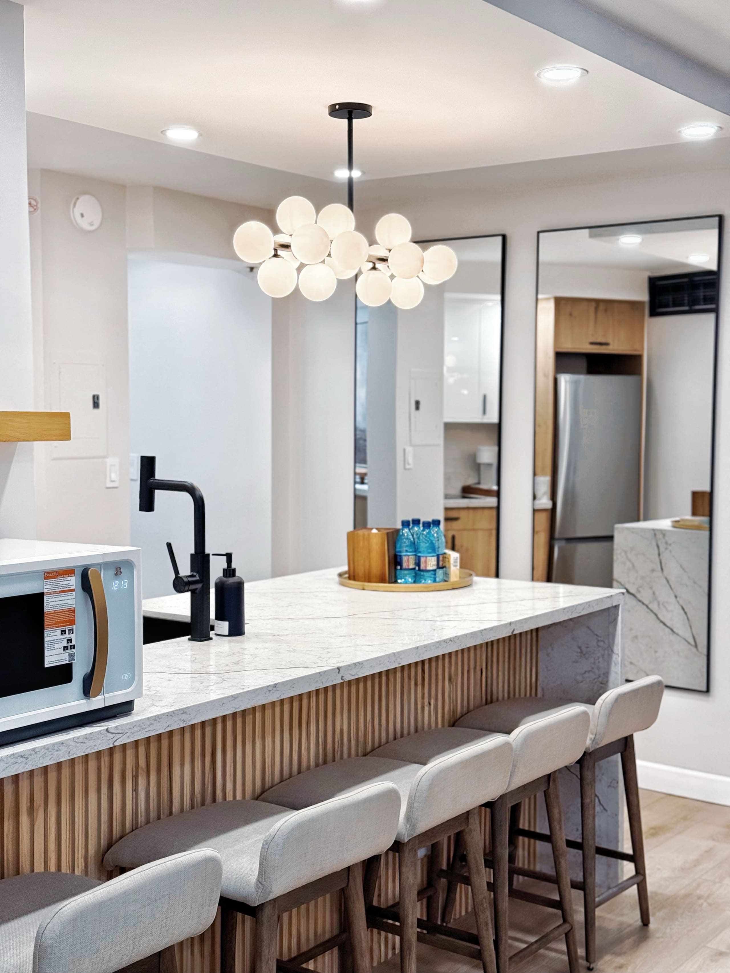 Financial District 1BR-Fully Renovated w/Parking - Image 24