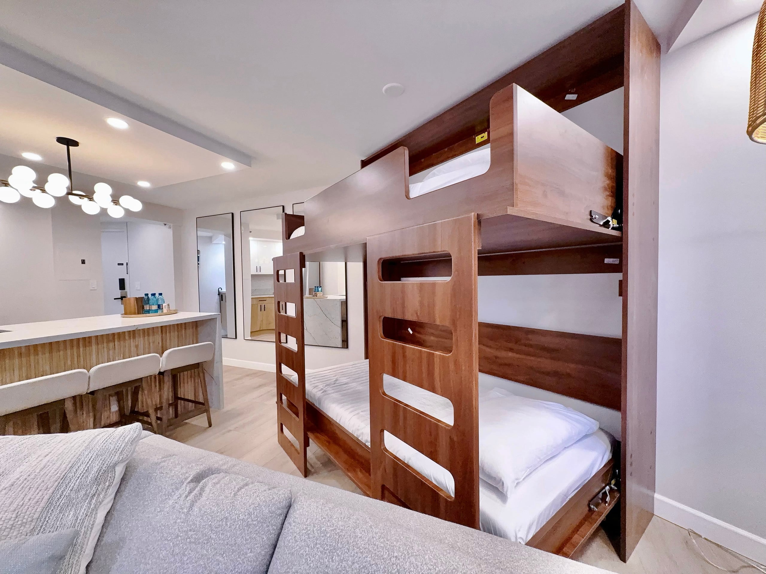 Financial District 1BR-Fully Renovated w/Parking - Image 8