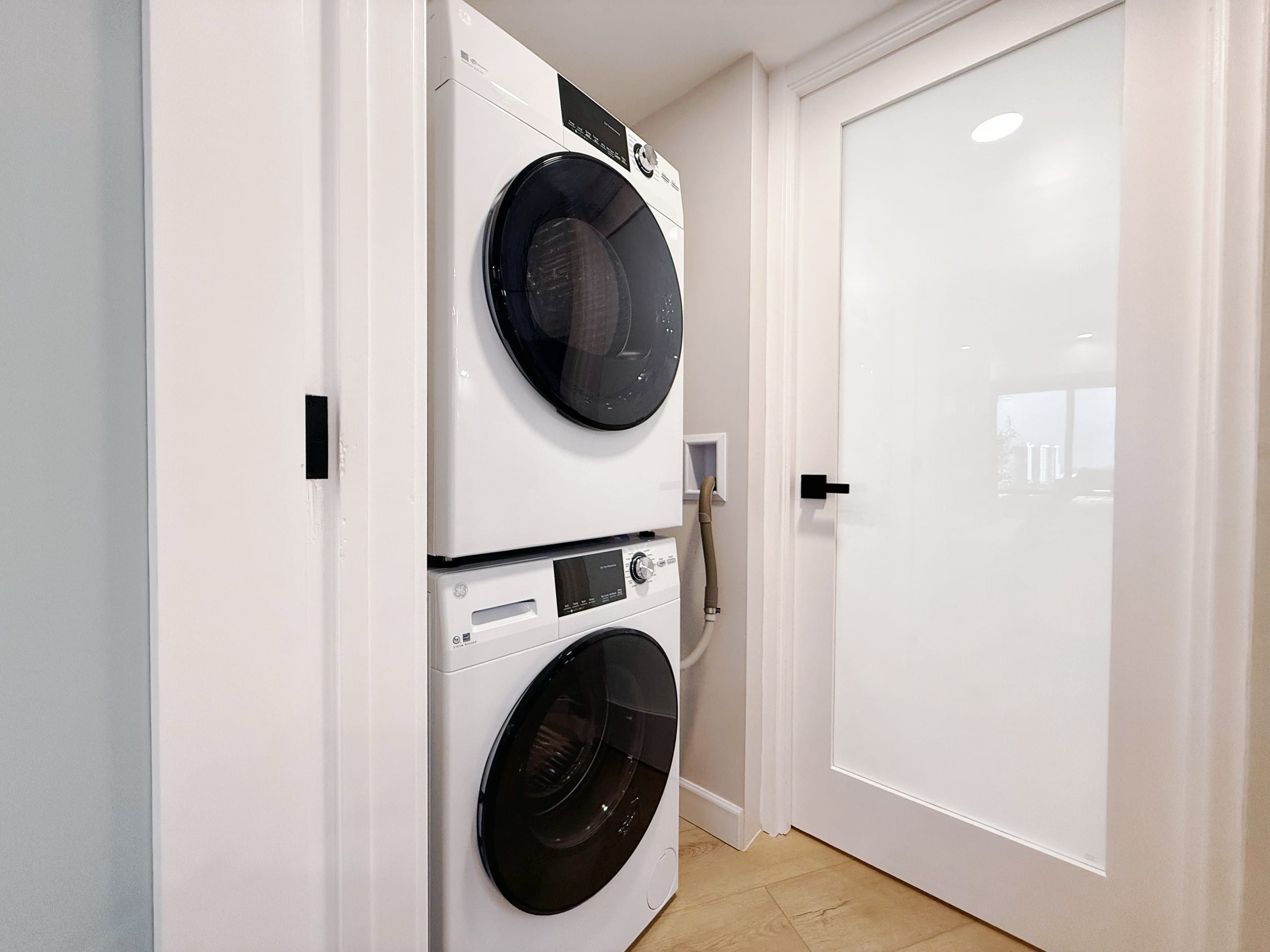 Financial District 1BR-Fully Renovated w/Parking - Image 37