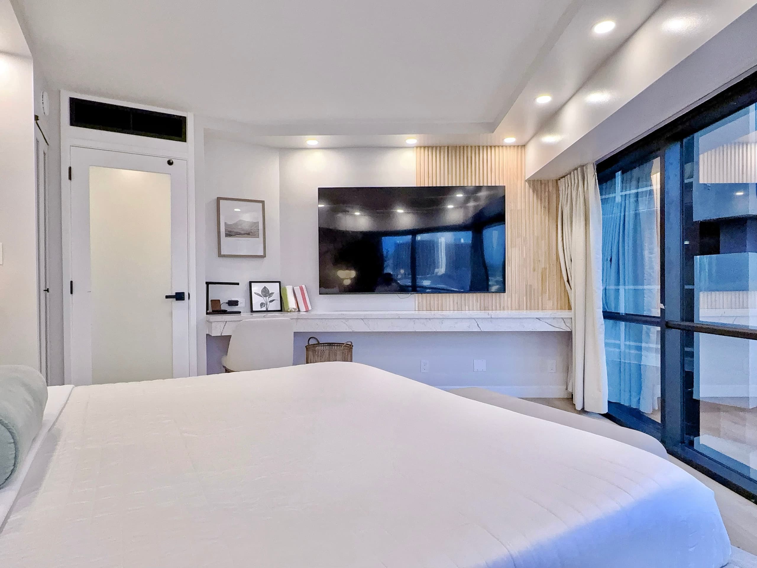 Financial District 1BR-Fully Renovated w/Parking - Image 28