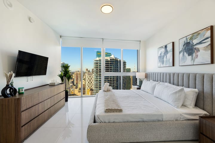 חדר שינה ראשי מרווח ואווירה שלווה!