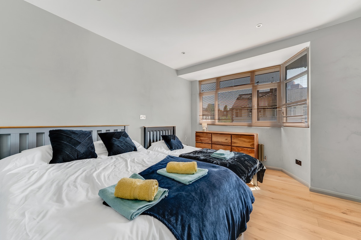 Dhoma kryesore e gjumit - duke përfshirë një krevat dopio "king" dhe një krevat tek. Në anën tjetër (nuk është e dukshme në fotografi) kemi gjithashtu një gardërobë të varur me varëse, një hekur dhe një dërrasë hekurosjeje. 