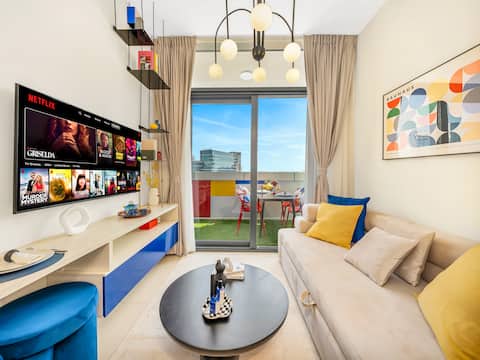 Successful Airbnb property: Modern, 8 min to Dubai Mall, Pool, Gym, Balcony in Dubai
