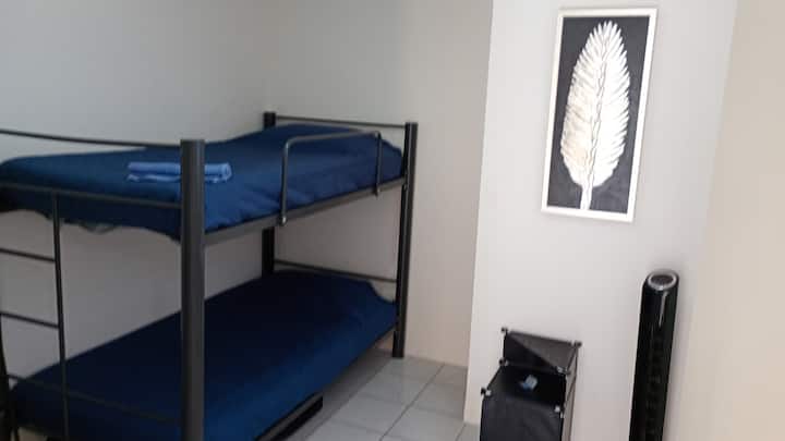 Recamara iko kwenye Ghorofa ya chini.

Ina kitanda cha ghorofa mbili, buro, hewa ya mnara, nafasi ya nguo, luva na dirisha lenye vyandarua vya mbu.

Inafaa kwa watu wawili.