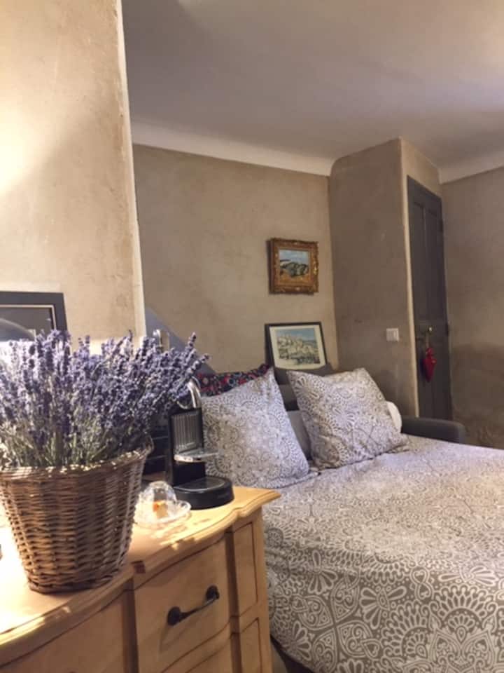 تقع غرفة النوم الثانية في الطابق الأرضي من المنزل. تتميز غرفة النوم بسرير أريكة، وتوفر منطقة استرخاء جميلة مع مساحة "كهف" وحمام داخلي مع مرحاض 