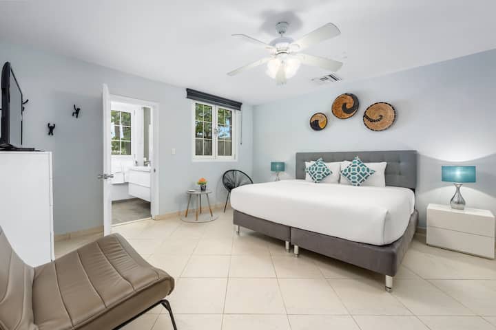 Მეორე საძინებელი | დაიძინეთ ჰონორარივით ჩვენს ფართო მეორე საძინებელში დიდი ზომის საწოლითა და სააბაზანოთი