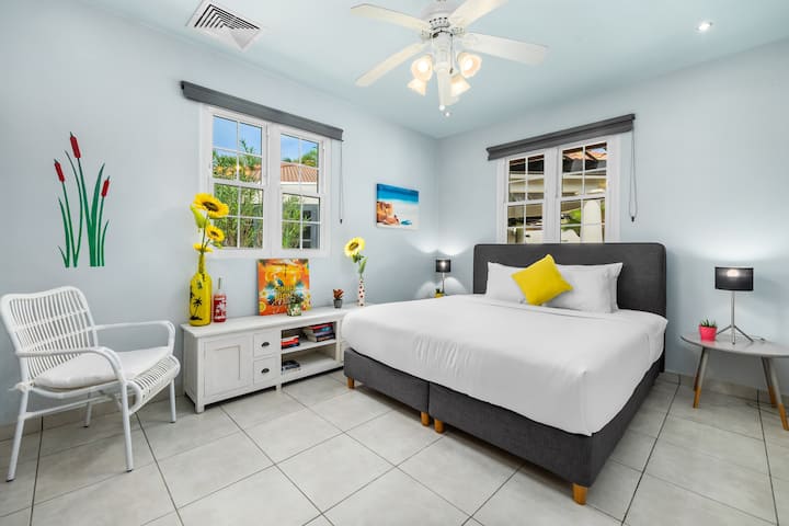 Საძინებელი 5 | სასიამოვნო დასვენებისთვის უზრუნველყოფილია სააბაზანო, მაღალი ხარისხის თეთრეული, თეთრეული და საკმარისი ბალიშები.