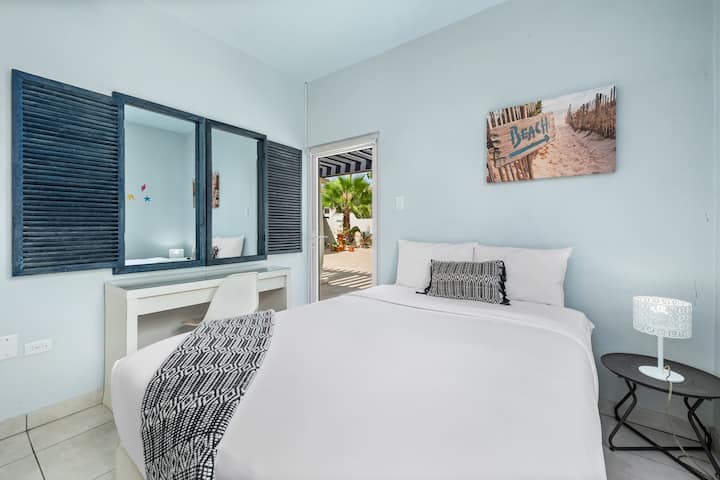 Საძინებელი 4 | სასიამოვნო დასვენებისთვის უზრუნველყოფილია სააბაზანო, მაღალი ხარისხის თეთრეული, თეთრეული და საკმარისი ბალიშები.