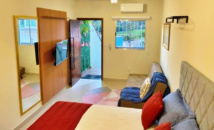 Área de habitación con cama doble, sofá, televisión inteligente y wifi.