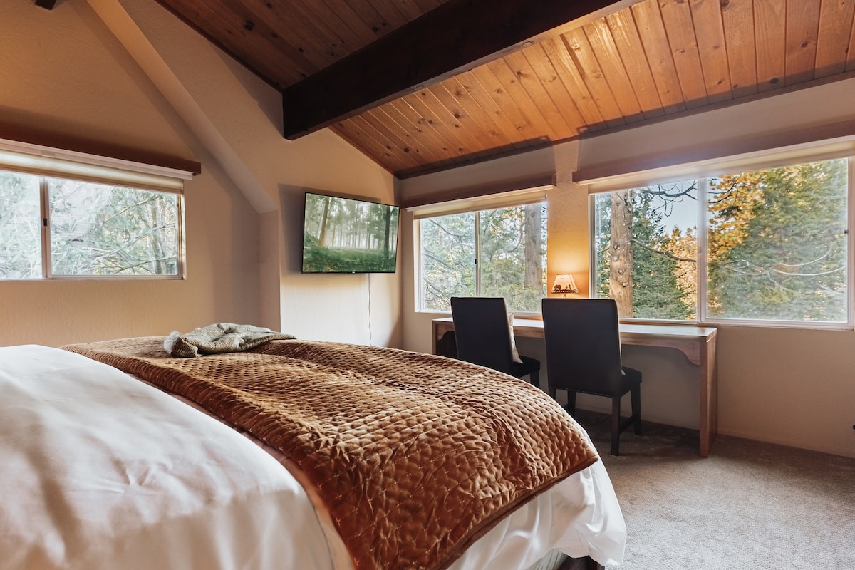 Wake up every morning to spectacular treetop views in our romantic Master Suite.
