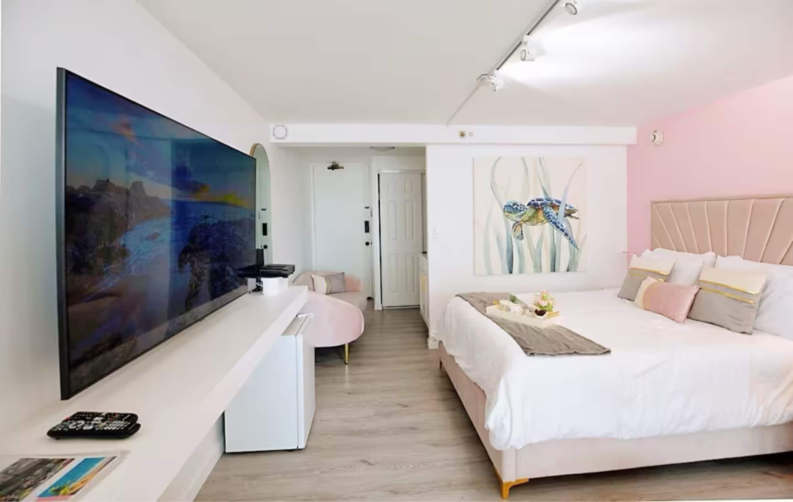 Beautiful Pink Studio Suite-Waikiki Beach - Image 5