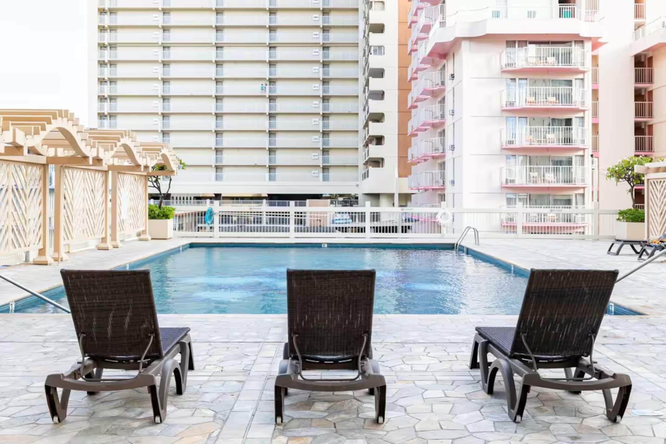 Beautiful Pink Studio Suite-Waikiki Beach - Image 18