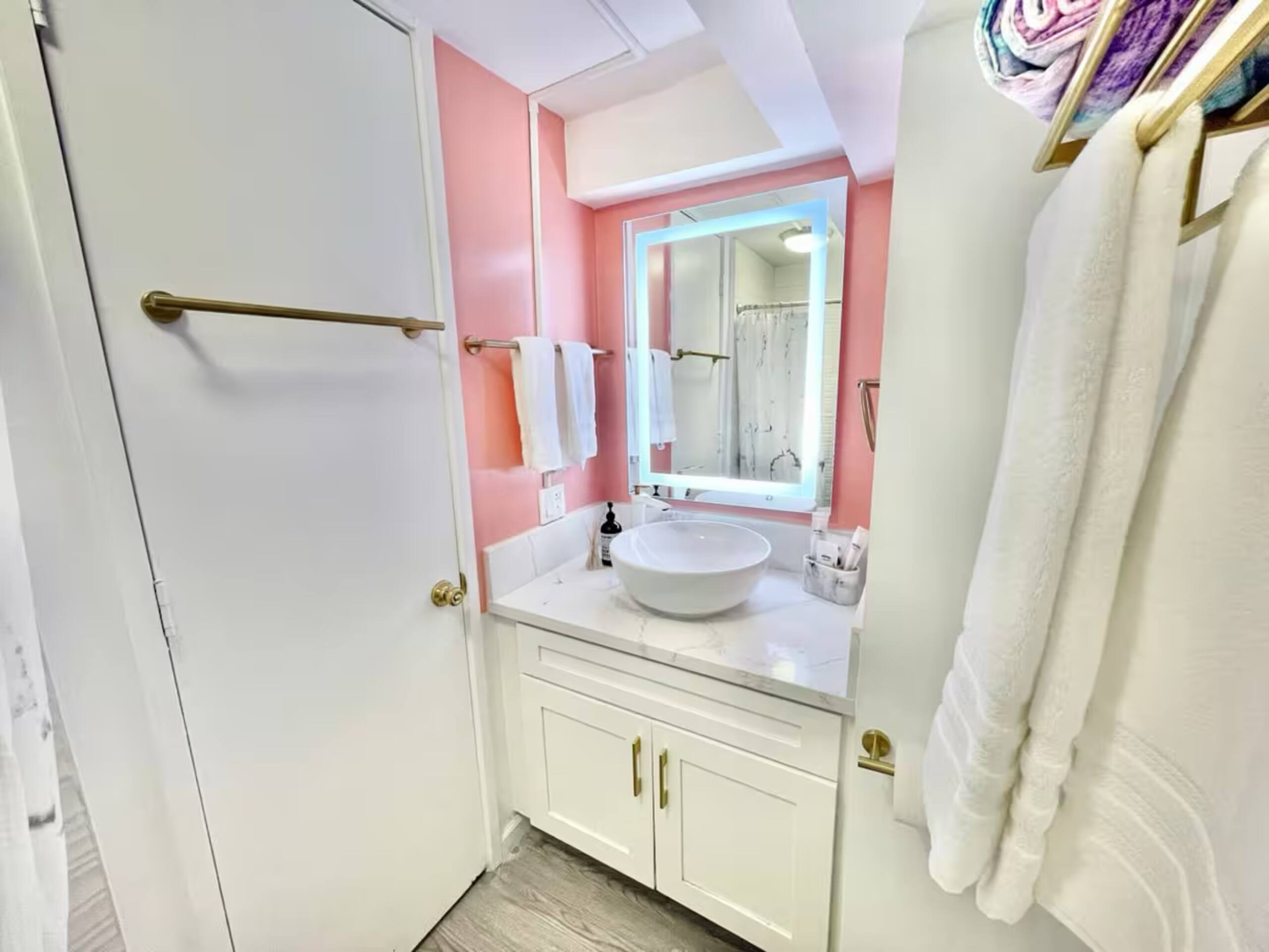 Beautiful Pink Studio Suite-Waikiki Beach - Image 11