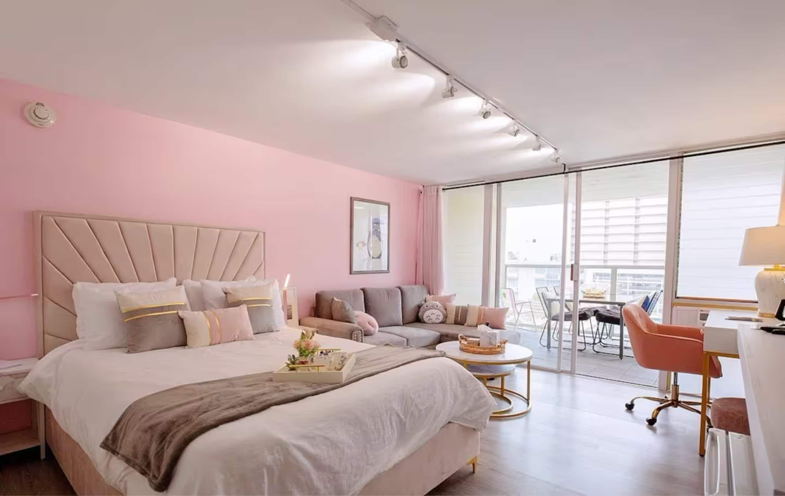 Beautiful Pink Studio Suite-Waikiki Beach - Image 6