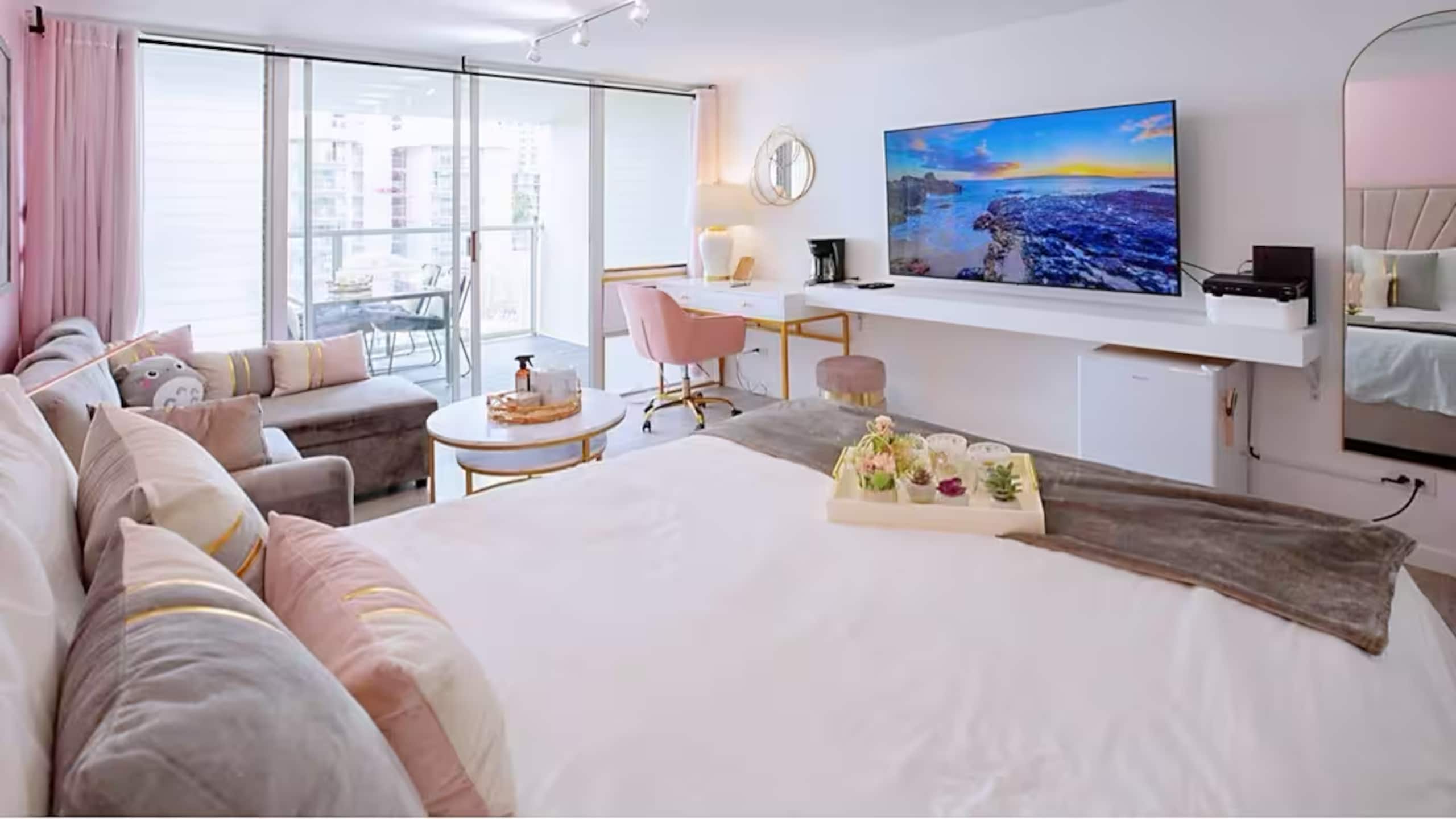 Beautiful Pink Studio Suite-Waikiki Beach - Image 4
