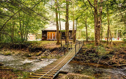 Cabin Retreat in Catskills by the River w/ Hot Tub