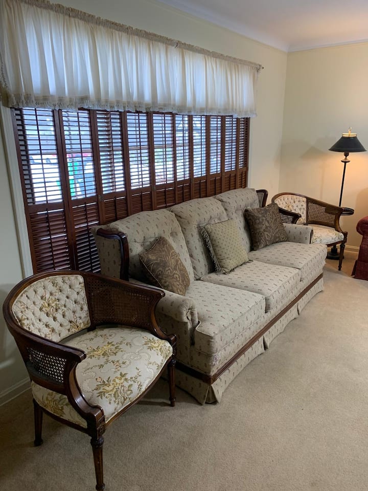 Cozy Private Home In Euclid, Ohio - Squire's Castle, Willoughby Hills