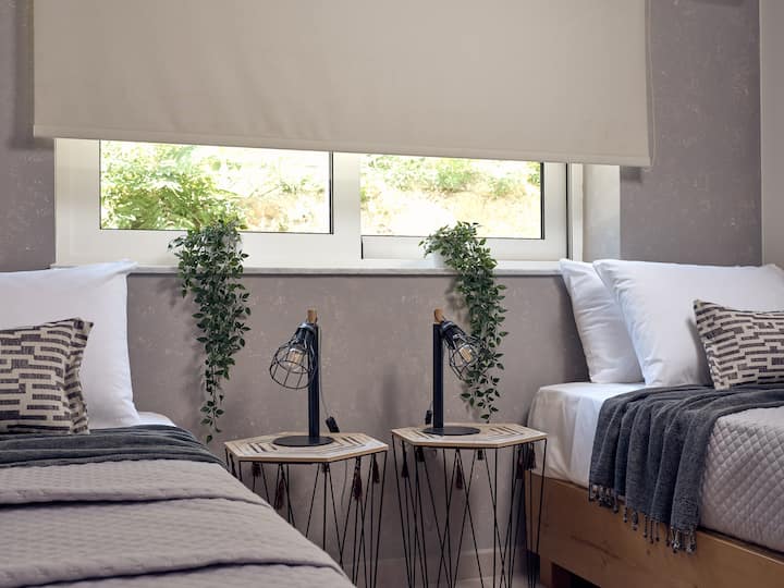 Светлата и светла спалня с 2 отделни легла. 