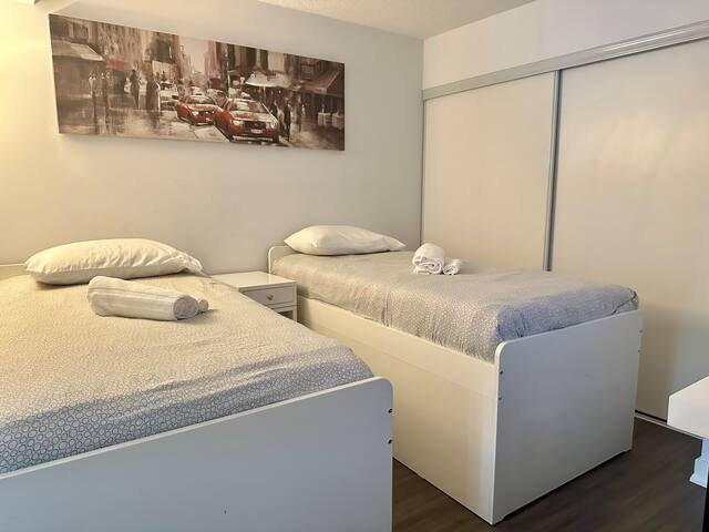 Central & Spacious 4 real beds w/parking gallery image 4