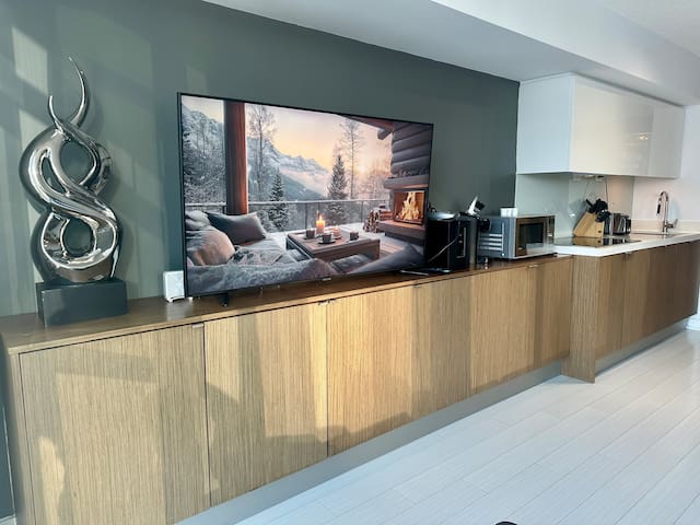 Central & Spacious 4 real beds w/parking gallery image 2