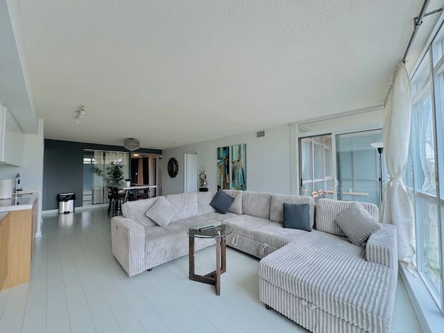 Central & Spacious 4 real beds w/parking