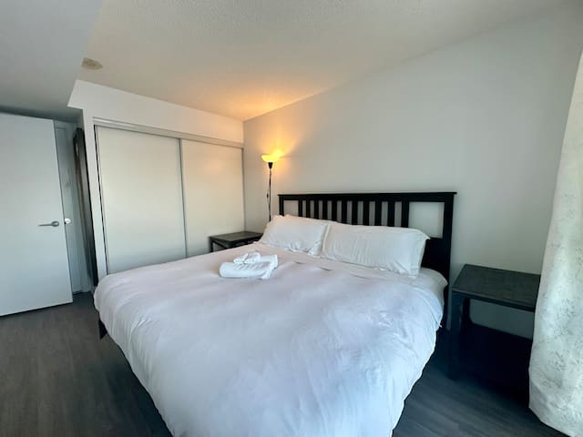 Central & Spacious 4 real beds w/parking gallery image 3