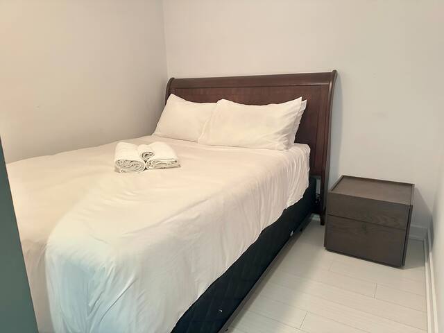 Central & Spacious 4 real beds w/parking gallery image 5