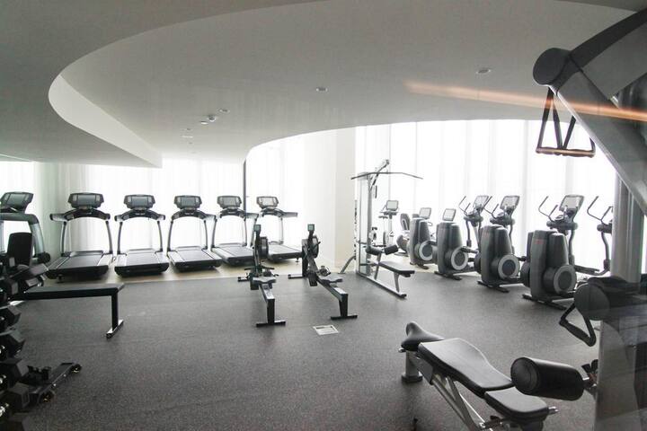 Live Luxe | 3BR Apt w/ City Views, Parking & Gym gallery image 5