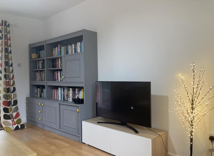 スマートテレビ付きのリビング