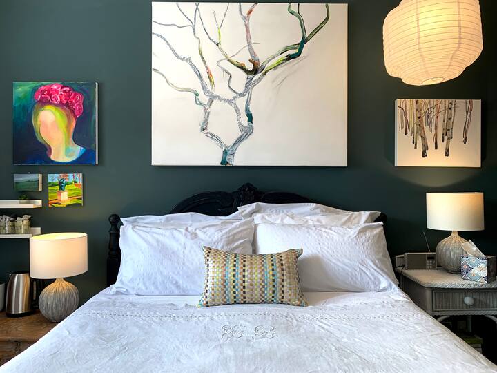 Usiku wa majira ya joto katika pamba nyeupe na kifuniko cha kitanda cha mashuka ya zamani