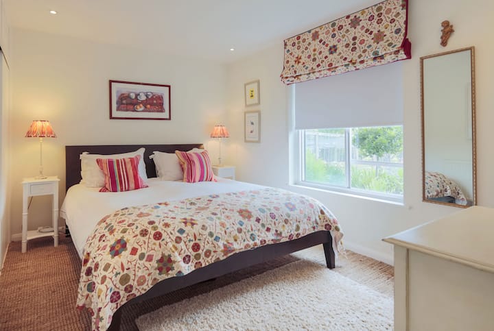 Главна спалня на Tor Hatch Cottage, със суперголямо легло.