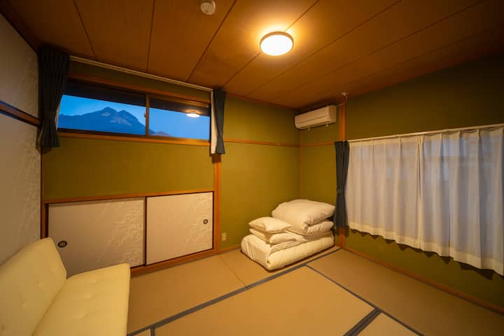 Chambre de style japonais au 2e étage/futon double
Lorsque vous ouvrez le son, vous pouvez voir la salle à manger par le haut.Il y a aussi un sofa.