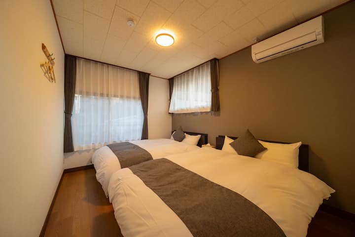 Chambre de style occidental au 2e étage/2 lits doubles