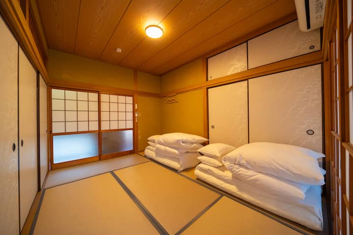 Chambre de style japonais au 1er étage : 2 futons doubles