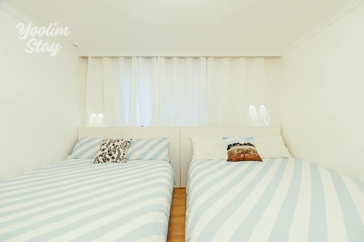 Cortinas opacas para una buena noche de sueño/2 camas nuevas y esponjosas tamaño queen para la entrega en el hotel